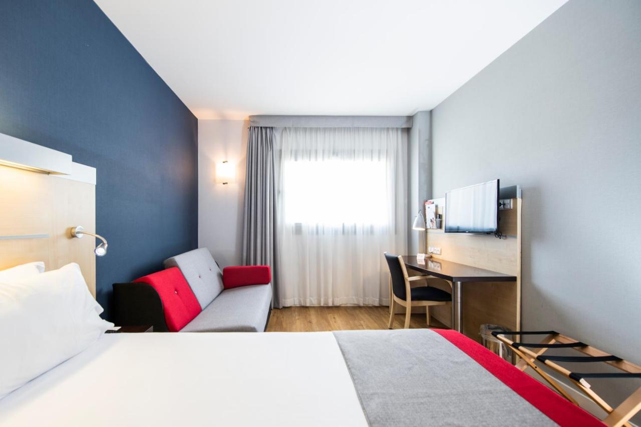 Holiday Inn Express Sant Cugat By Ihg Sant Cugat del Vallès Exterior photo