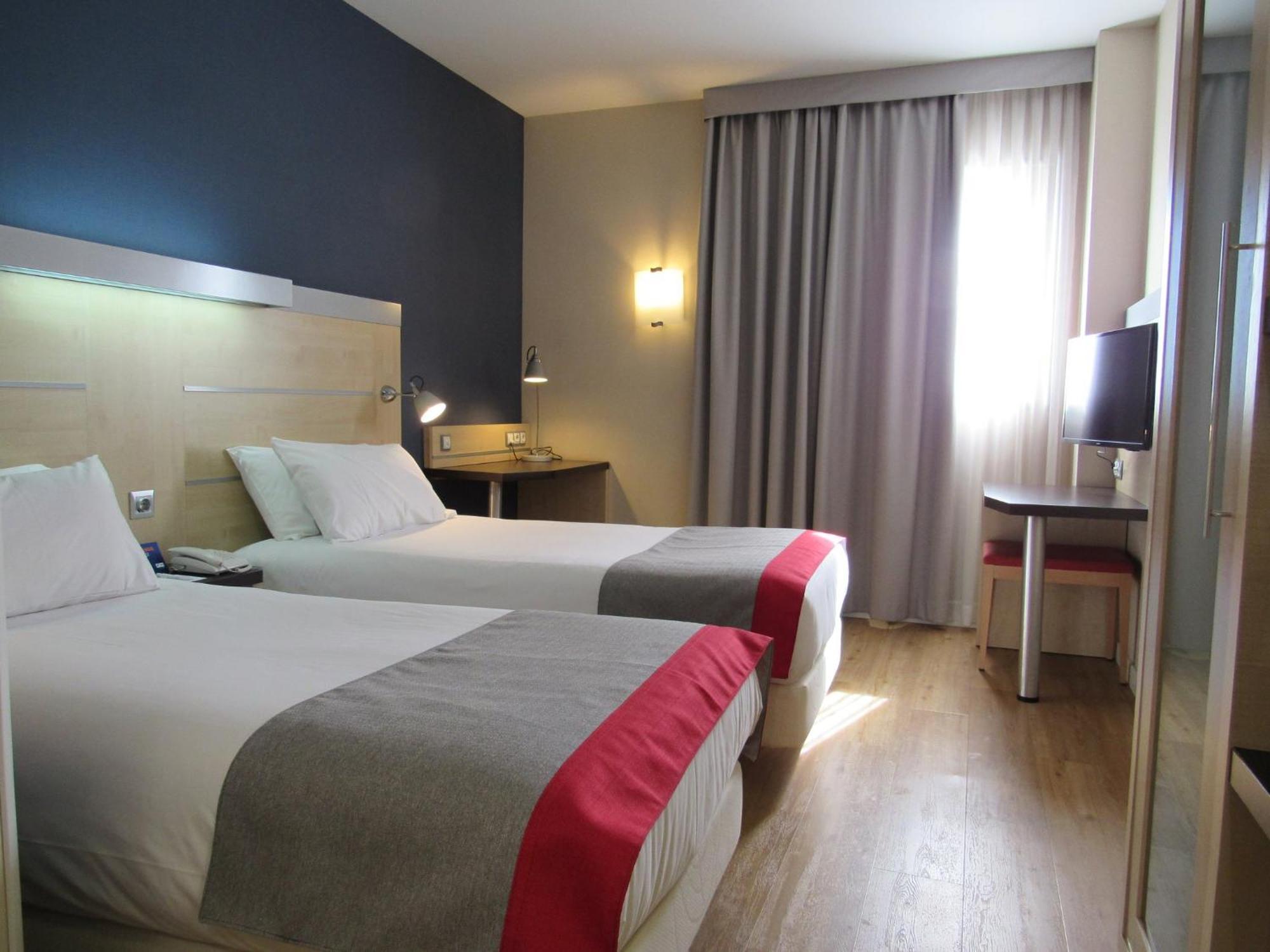 Holiday Inn Express Sant Cugat By Ihg Sant Cugat del Vallès Exterior photo